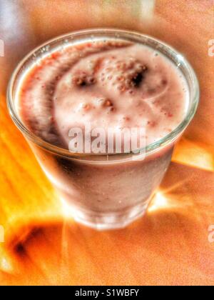 Gesundes Frühstück, ein hausgemachtes Erdbeer, Banane und Joghurt smoothie Stockfoto