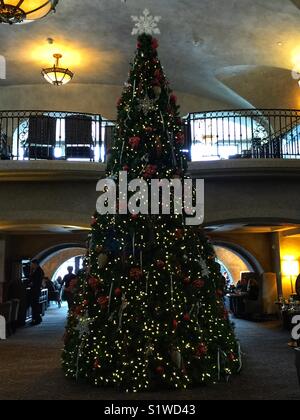 Große Weihnachten in einem gehobenen Hotel Foyer Stockfoto