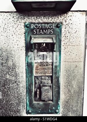 Stillgelegte Briefmarke Maschine (UK) Stockfoto