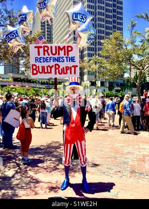 Demonstrant verkleidet als Uncle Sam bei Amtsenthebungsverfahren. März, San Francisco, Kalifornien, USA. April 2017 Stockfoto