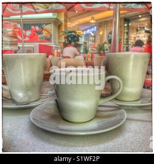 Drei Tassen Kaffee auf Tisch im Restaurant. Stockfoto