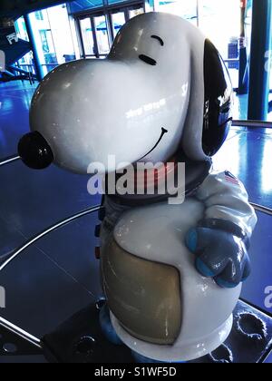 Snoopy Astronaut Statue in der Saturn V-Center im Kennedy Space Center Stockfoto