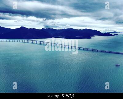 Brücke über das Meer in Hongkong Stockfoto