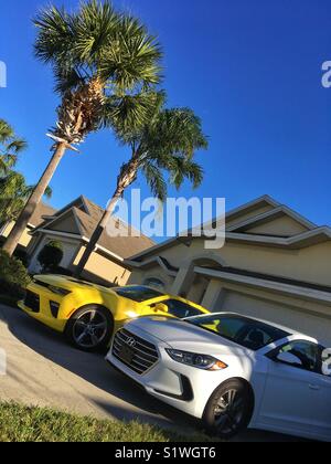 Zwei Autos außerhalb einer Villa in Orlando, Florida Stockfoto