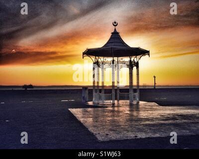 Sonnenuntergang hinter dem Musikpavillon, West Batterie Gärten, Southsea, Portsmouth, Hampshire, England, Großbritannien Stockfoto