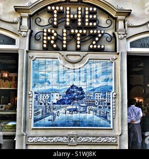 Blau und Weiß handgefertigten glasierten Fliesen- bild, azulejos, die Dekoration der Fassade des Ritz Hotel, Funchal, Madeira, Portugal Stockfoto