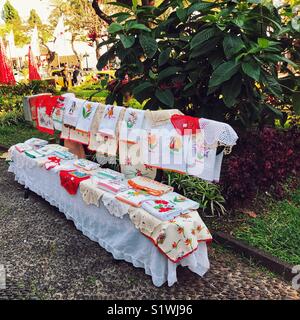 Anzeige von handgefertigten Madeira Spitzen aus von einem temporären in der städtischen Gärten Stall in der Weihnachtszeit verkauft werden. Funchal, Madeira, Portugal Stockfoto