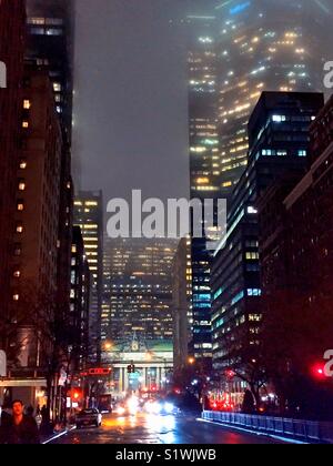Grand Central Station und Wolkenkratzer entlang der Park Avenue an einem nebligen Nacht, New York City, USA Stockfoto