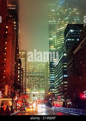 Grand Central Terminal, Wolkenkratzer und Verkehr auf der Park Avenue an einem nebligen Nacht, New York City, USA Stockfoto