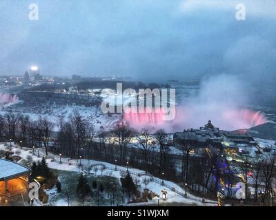 Luftaufnahme von Niagara Falls im Winter. Stockfoto