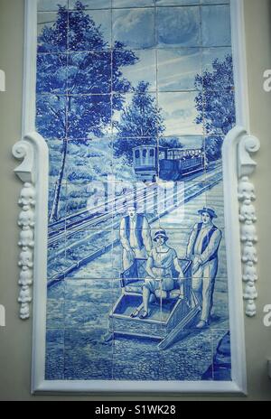 Azulejos, blaue und weiße Dose - Glasierte keramische Fliesen auf der Fassade des Ritz Hotel in Av. Arriaga, Funchal, Madeira, Portugal Stockfoto