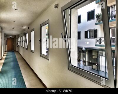 Sie suchen ein Hotel Flur, mit einer Linie von Windows und die Straße durch das Glas sehen. Funchal, Madeira, Portugal Stockfoto