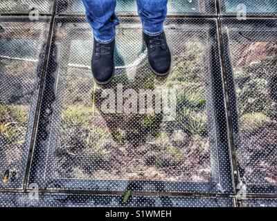 Person, die auf das Glas skywalk Aussichtsplattform in 580 m über dem Meer, Miradouro do Cabo Girao, Madeira, Portugal Stockfoto