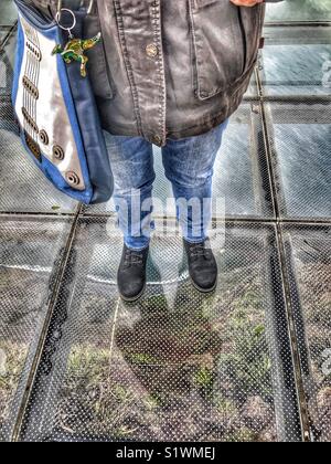 Frau, die auf dem Glas skywalk Aussichtsplattform in 580 m über dem Meer, Miradouro do Cabo Girao, Madeira, Portugal Stockfoto