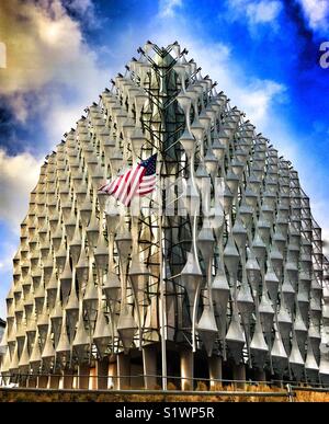 Neue umstrittene US-Botschaft 33 Nine Elms Lane, London SW11 7US. Mit uns Flagge. Stockfoto