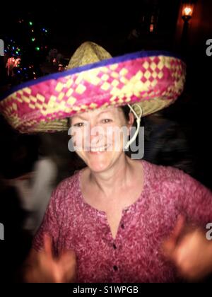 Frau tanzen trägt einen Sombrero Stockfoto