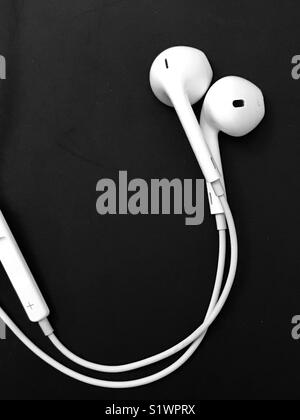 Apple Ohrhörer für Musikliebhaber Stockfoto