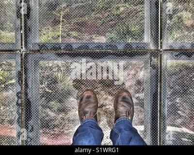 POV stehend auf dem Glas skywalk Aussichtsplattform, 580 m über dem Meer, Miradouro do Cabo Girao, Madeira, Portugal. Stockfoto