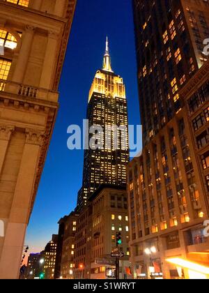 Blick auf das Empire State Building von der Fifth Avenue bei Dämmerung, New York City, USA Stockfoto