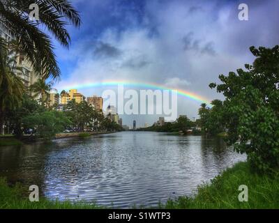 Regenbogen über den Ala Wai Stockfoto