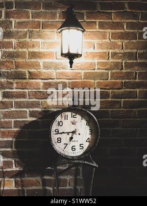 Vintage Uhr in Mauer Stockfoto