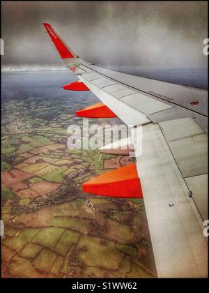 Der Blick aus dem Fenster eines EasyJet-Flugzeuge, die auf dem endgültigen Ansatz bei der Landung am Flughafen London Gatwick. Im Folgenden sind die Felder, Straßen und Gebäuden in der englischen Grafschaft Kent. © COLIN HOSKINS. Stockfoto