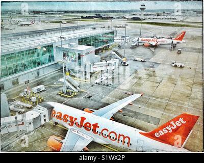 Eine Luftaufnahme der Ankunft/Abreise Gates (Luftseite) @ Flughafen London Gatwick, England. Deutlich sichtbar sind 2 EasyJet Airbus ist. In der Ferne ist der Tower & Landebahn. © COLIN HOSKINS Stockfoto