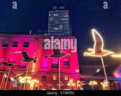Fliegender Vogel Skulptur an der Toronto's Licht Festival am historischen Distillery District. Stockfoto