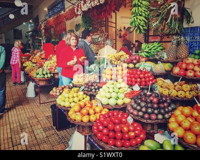 Obst ständen und den Halter an der Mercado dos Lavradores, Funchal, Madeira, Portugal Abschaltdruck Stockfoto