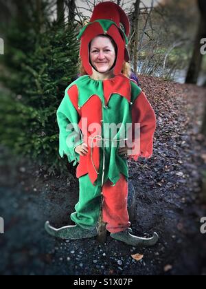 Frau posiert mit einem Elf Ausschnitt in Holz an Bolton Abbey Yorkshire Stockfoto