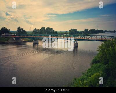 Brücke über die Oder zwischen Mescherin Stadt in Deutschland und Gryfino Stadt in Polen Stockfoto