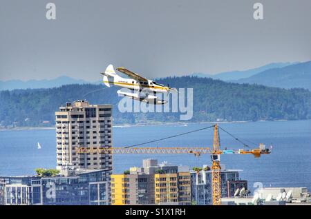 Kenmore Air Wasserflugzeug landet auf South Lake Union in Seattle, Washington Stockfoto