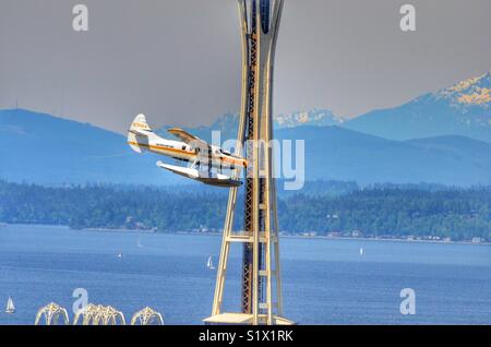 Siri spielen auf landeanflug Southlake Union in Seattle Washington fliegen direkt vor der Space Needle. Stockfoto