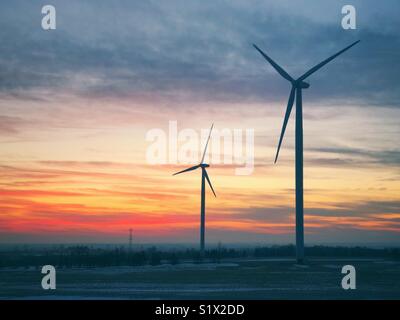 Zwei der insgesamt neun ZEP Windpark Ganaraska Windräder im Sonnenuntergang in der Nähe von Portland, Ontario, Kanada Stockfoto