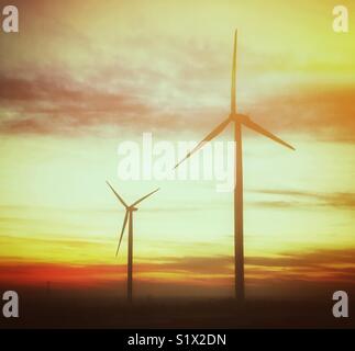 Zwei der insgesamt neun ZEP Windpark Ganaraska Windräder im Sonnenuntergang in der Nähe von Portland, Ontario, Kanada Stockfoto