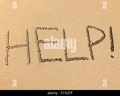 Hilfe in den Sand geschrieben Stockfoto
