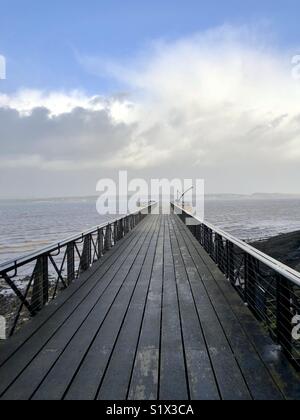 Am Pier der Schwärze Schloss, mit Blick auf die stürmische Firth von weiter Stockfoto