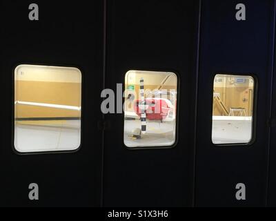 Flugzeuge durch Hangar Windows gesehen Stockfoto