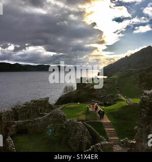 Ein Schuss von Loch Ness von der historischen Stätte von Urquhart Castle in der Nähe von Inverness, Schottland genommen Stockfoto