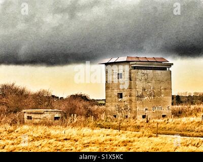 Ersten Weltkrieg Bunker (rund) und Zweiten Weltkrieg Aussichtsturm, East Lane, Bawdsey, Suffolk, England. Stockfoto