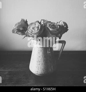 Rosen in einem Krug in Schwarz und Weiß Stockfoto