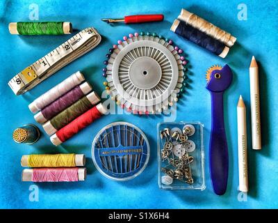 Flatlay Fotografie, Nähzeug, Maßband, bunten Fäden, Pins, Nadeln, Verbindungselemente, Fingerhut, schneiderin Bleistifte Stockfoto