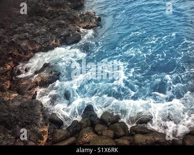 Wellen, die auf der felsigen Ufer am Captain Cook Bay, Big Island Hawaii Stockfoto