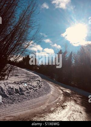 Winterlandschaft im kanadischen Quebec Sonne schmilzt der Schnee im Straßenverkehr Stockfoto