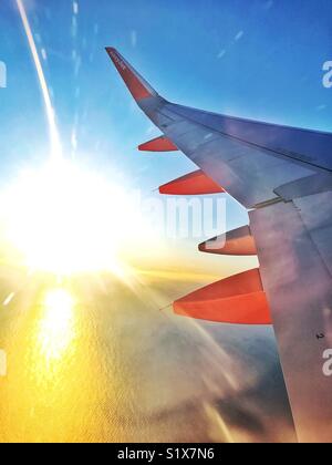 Der Blick aus einem EasyJet Flugzeug am frühen Morgen die Sonne, wie Sie Gewinne Höhe über dem Mittelmeer. Foto - © COLIN HOSKINS. Stockfoto