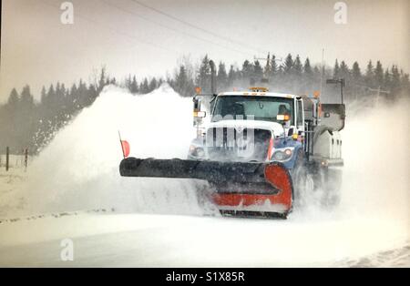 Schneepflug Clearing die Straße Stockfoto