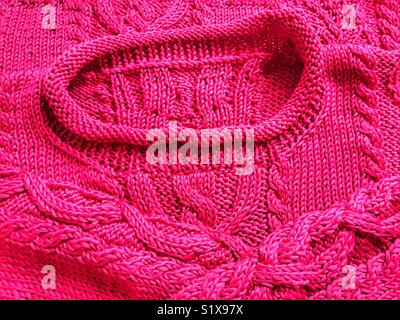 Leuchtend rosa Hand gestrickte Pullover aus Baumwolle Stockfoto