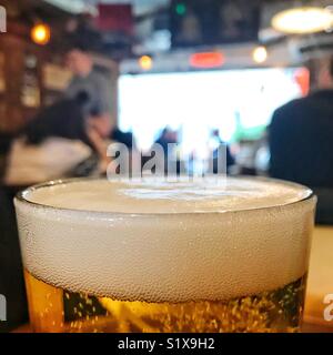 Bier trinken in der Kneipe Stockfoto