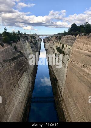 Kanal von Korinth in Griechenland verbindet den Golf von Korinth und Saronischen Golf in die Ägäis. Stockfoto