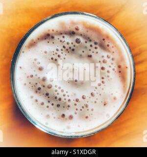 Erdbeeren und Bananen Smoothie in einem Glas, hohe Betrachtungswinkel Stockfoto